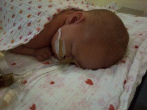 Jelka slaapt zo lief op haar buikje, dit vindt ze fijn.