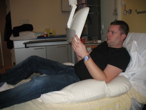 Frans  heeft mijn plekje op mijn bed ingenomen. Hij mag de dikke buik ook wel eventjes van mij overnemen :) En de bevalling ook maar even dan....