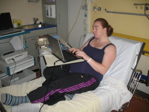 De tijd een beetje aan het doden met de laptop.