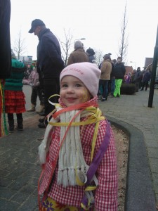 Roos bij de carnavalsoptocht.