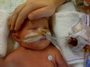 Oogjes eerste keer half open gezien. Ze kijkt nog erg wazig van alle morfine. 