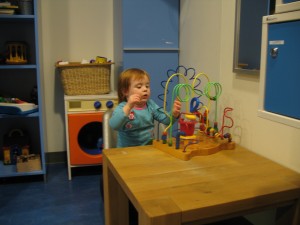 Roos aan het spelen in de Ronald mc Donalds huiskamer in het ziekenhuis, op de afdeling waar Jelka ligt.