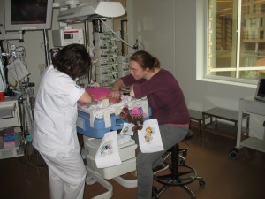 Zo zitten we vele uurtjes aan Jelka's bed. 