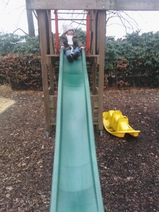 Roos aan het spelen in de tuin van het Ronald mc Donalds huis.
