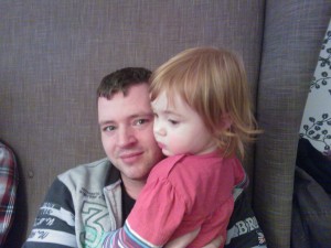 Papa en Roos hebben elkaar gemist, dus even lekker knuffelen.