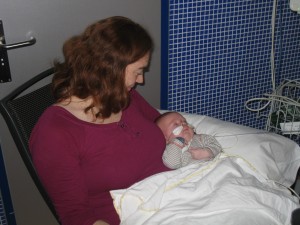 Na het badderen heerlijk bij mama op schoot