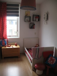 Effe Roos haar nieuwe kamer showen.