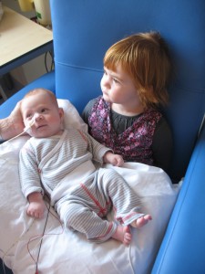 Grote zus met kleine zusje. Roos en Jelka. 